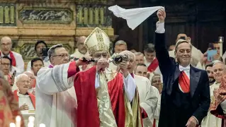  ??  ?? In chiesaUn membro della deputazion­e sventola il fazzoletto bianco: il miracolo si è compiuto. Il sangue di San Gennaro si è sciolto e il cardinale Crescenzio Sepe agita l’ampolla