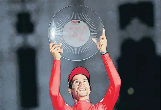  ?? MANU FERNÁNDEZ / AP ?? Primoz Roglic alza el trofeo de ganador de la Vuelta Ciclista a España 2019