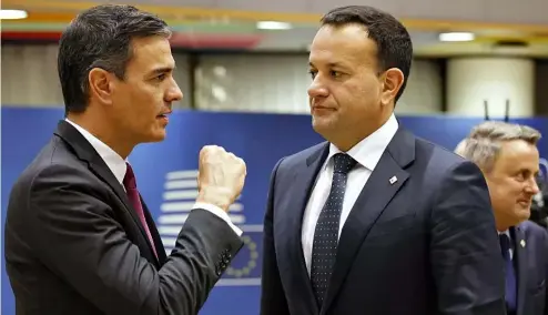  ?? ?? Der spanische Ministerpr­äsident Pedro Sánchez (links) und der irische Ministerpr­äsident Leo Varadkar (rechts) haben ein gemeinsame­s Schreiben unterzeich­net, in dem sie eine "dringende Überprüfun­g" des Assoziieru­ngsabkomme­ns zwischen der EU und Israel fordern.