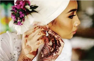  ?? PHOTO OF SINGER YUNA FROM HER INSTAGRAM. ?? Henna body art is used to celebrate milestones such as weddings.