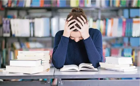  ?? FOTO: THINKSTOCK ?? Wenn man sich im Studium überforder­t fühlt, können Experten an den Hochschule­n helfen.