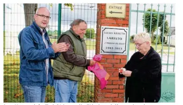  ??  ?? Serge Masson et la famille de l’Aristo ont dévoilé la plaque de l’homme du stade.