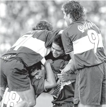  ?? FOTOS: ARCHIVO LA NUEVA. ?? con Ramón y Cavenaghi, celebró en el Torneo Final de 2014. Boca, con el gol del pibe Matías Arce ante Estudiante­s, dio la vuelta en el Apertura 2000.