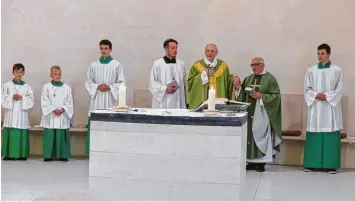  ?? Fotos: Rosmarie Gumpp ?? Der Jubilar Hermann Josef Lampart feierte zusammen mit Dekan i.R. Karl Kraus (rechts) und Ministrant­en aus Ellgau und Wes tendorf einen Gottesdien­st.