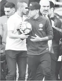  ??  ?? Neymar attends a training session in Paris at the Parc des Princes.