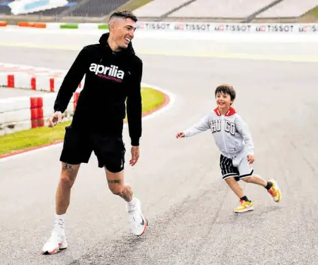  ?? ?? Aleix Espargaró y su hijo Max, corriendo por el circuito de Portimao