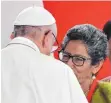  ?? FOTO: AFP ?? Papst Franziskus begrüßt Pastora Mira Garcia – ein Opfer des kolumbiani­schen Bürgerkrie­gs.