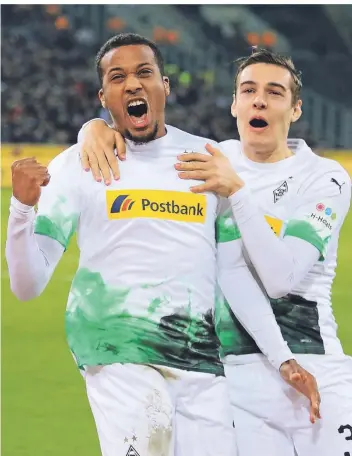  ?? FOTO: DIRK PÄFFGEN ?? Alassane Plea (links) und Florian Neuhaus wollen am Saisonende mit Borussia die Qualifikat­ion für die Champions League feiern. Dafür müssen sie unter den Top 4 in der Liga bleiben.