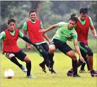  ?? ANGGER BONDAN/JAWA POS ?? POTENSI: Gelandang Persebaya Sidik Saimima menguasai bola dalam kawalan bek muda Rachmat Irianto saat latihan di Lapangan Brigif Marinir, Sidoarjo, kemarin (8/4).