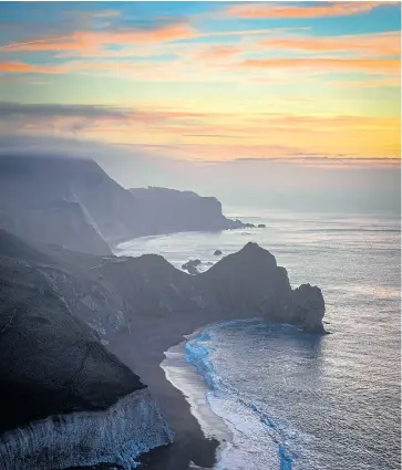  ?? Picture: DAN TUCKER/ALAMY LIVE ?? A beautiful sunrise over Dorset’s Durdle Door yesterday but sub-zero weather is on its way