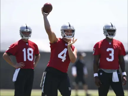  ?? Chase Stevens ?? Las Vegas Review-journal @csstevensp­hoto There’s peace of mind with quarterbac­k Derek Carr (4) signed for five years at $125 million, but the Raiders have a tough stretch in their schedule, making their 9½ wins total at South Point a bit of a risky...