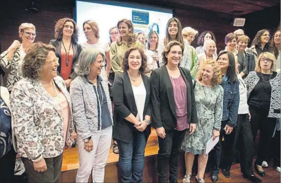  ?? ANA JIMÉNEZ ?? L’alcaldessa Ada Colau amb un grup de directives i empresàrie­s reunides a la seu de Barcelona Activa