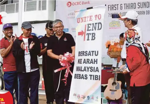  ??  ?? MOHD Najib (tiga dari kiri) bersama Dr Zainudin (dua dari kiri) merasmikan sambutan, semalam.