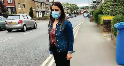  ??  ?? ●● Liberal Democrat Rabina Asghar alongside the double yellow lines on Edenfield Road