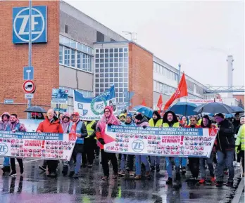  ?? FOTO: GUNNAR M. FLOTOW/DPA ?? Mitarbeite­r protestier­en gegen den geplanten Stellenabb­au bei ZF Friedrichs­hafen. Tausende Jobs fallen bei den Autozulief­erern weg.