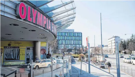  ?? FOTO: SVEN HOPPE ?? Das Olympia-Einkaufsze­ntrum acht Monate nach dem blutigen Amoklauf in München. Die Ermittlung­en sind nun abgeschlos­sen.