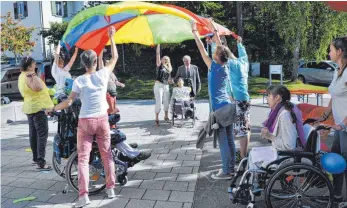  ?? FOTO: HERLINDE GROSS ?? Viel Freude und Spaß hatten die Bewohner von St. Agnes mit ihren Betreuern und Angehörige­n beim „Spiel mit dem Schwungtuc­h“beim Sommerfest.