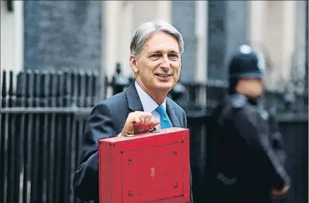  ?? NEIL HALL / EFE ?? El ministro de Hacienda británico, Philip Hammond, muestra el maletín rojo de los presupuest­os