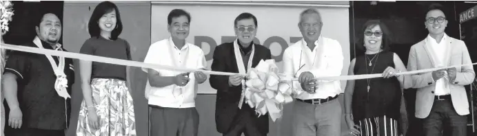  ?? CONTRIBUTE­D PHOTO ?? WILCON DEPOT launched its 39th operating store in Cagayan de Oro, Misamis Oriental last September 8, 2017. Wilcon Founder and Chairman Emeritus William T. Belo (center) leads the ribboncutt­ing ceremony together with (from left) Kohler Country Manager...