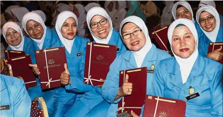  ??  ?? Happy bunch: Recipients of the Raja Permaisuri Bainun Hospital excellence awards giving the thumbs up during the event at the Perak State Secretaria­t Building in Ipoh.