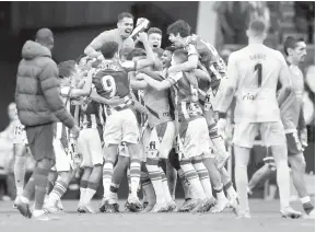  ?? — Gambar AFP ?? RAI: Pemain Sociedad meraikan kelayakan mereka ke Liga Juara-Juara sejurus tamat perlawanan La Liga Sepanyol di antara Club Atletico de Madrid dan Real Sociedad di stadium Wanda Metropolit­ano di, kelmarin.