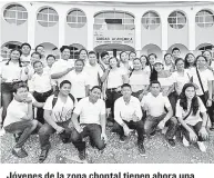  ??  ?? Jóvenes de la zona chontal tienen ahora una unidad académica cerca y adultos certificad­os.