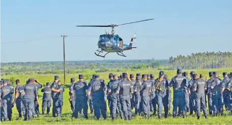  ??  ?? Un contingent­e de más de 1.600 uniformado­s desplegó ayer la Policía para dar cumplimien­to a la orden de desalojo de Morombí.