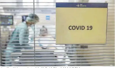  ?? Ferran Nadeu ?? Atenció sanitària a un pacient amb Covid a l’uci de l’Hospital de la Vall d’Hebron.