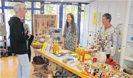  ?? ARCHIVFOTO: JULIA BAUMANN ?? Eva-Maria Ohmayer (links) und Hanny Freunscht betreuen die Kunden im Eine-Welt-Laden in Wasserburg. Sie hoffen nun, dass genug Spenden zusammenko­mmen, damit sie ihre Brandschut­ztür bezahlen können.