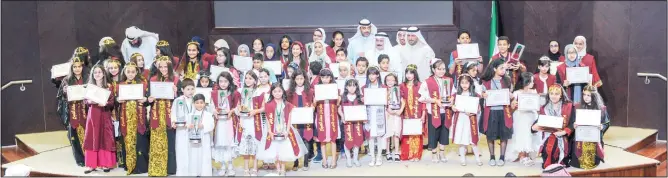  ?? KUNA photo ?? Deputy Minister of Amiri Diwan Affairs Sheikh Mohammad Al-Abdullah Al-Mubarak Al-Sabah in the midst of the winners of the recently held contest.