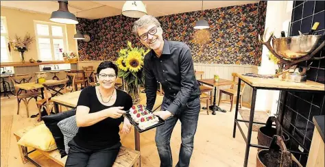  ?? BILD: TORSTEN VON REEKEN ?? Café mit Patisserie in der Bergstraße: Ceciel Lurvink und Marcus Ulbrich haben das „Appeltje“eröffnet.