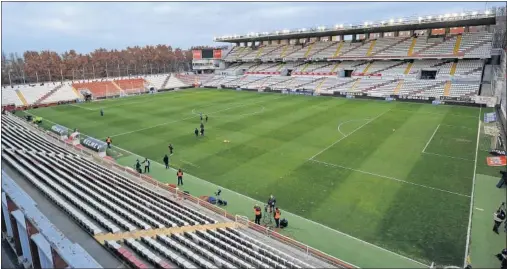  ??  ?? REFORMA. Las obras afectarán a gradas, cubiertas, la estructura de hormigón, cerrajería, saneamient­o, así como la accesibili­dad en el estadio.