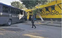  ??  ?? Requisa. Elementos de la UMO llegaron ayer en la tarde al penal de Gotera para buscar objetos ilícitos en las celdas de los sectores 1 y 2.