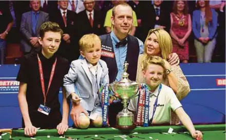  ??  ?? Mark Williams celebrates with his family after beating John Higgins in the World Championsh­ip Snooker final at The Crucible in Sheffield, England on Monday. AFP PIC