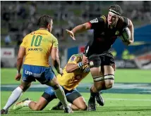  ?? PHOTO: GETTY IMAGES. ?? Brodie Retallick charges toward the tryline for the Chiefs.