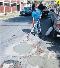  ??  ?? 2
Las cuadrillas de Alcantaril­lado Sanitario del SANAA acudieron a instalar una tapadera de mayor resistenci­a.