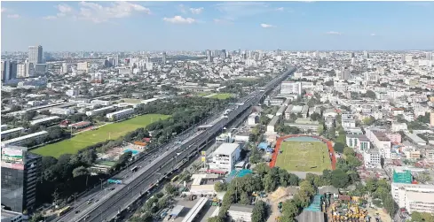  ?? PATTANAPON­G HIRUNARD ?? An aerial view of Bangkok along Vibhavadi Rangsit Road. The second reading of the land and buildings tax bill is expected to take a few months.