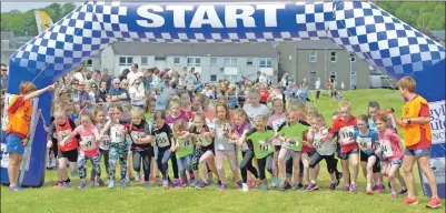  ?? 25_c22juniorm­ok48 ?? Youngsters ready for the off at the seven- to eight-year-olds start.