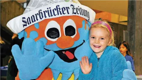  ?? FOTO: IRIS MAURER ?? Bei der Eröffnung der Saarbrücke­r Kinder-Uni werden die jungen Studenten vom SZ-Maskottche­n Klecks Klever begrüßt.