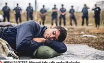  ??  ?? MIRNI PROTEST: Migranti žele dalje preko Mađarske