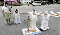  ?? —RICHARD A. REYES ?? MISERERE NOBIS Three Catholic devotees pray on Thursday at Quirino Grandstand in Manila for an end to the pandemic.