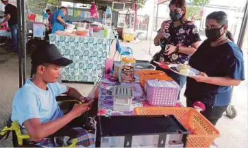  ?? ?? MUHAMMAD Saad (kiri) membantu keluarga di Warung Rosnita, Jalan Yahya Awal, Johor. - Gambar NSTP/NUR AISYAH MAZALAN