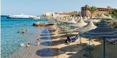  ?? Archivfoto: Schwingham­mer, dpa ?? Ein Hotelstran­d im ägyptische­n Hurghada – der Ort gilt als wichtigste­s Ziel für Tauch urlauber am Roten Meer.