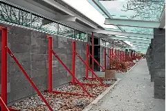  ?? PETER MEECHAM/ THE PRESS ?? Christchur­ch South Library has been propped up by temporary strengthen­ing work for 11 years.