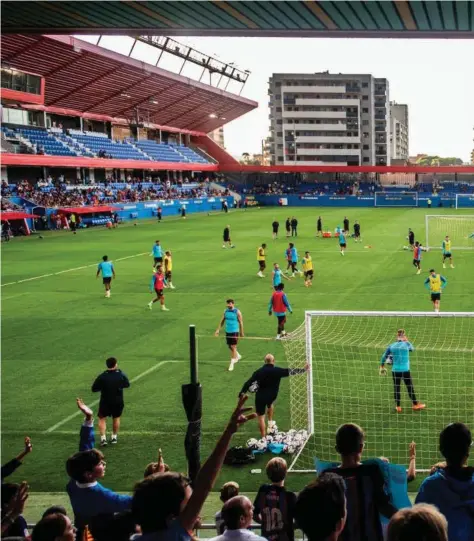  ?? //FCB ?? Una imagen del entrenamie­nto de puertas abiertas destinado a los más jóvenes con las cifras de la Fundació Barça