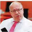  ?? FOTO: FABRIZIO BENSCH/REUTERS POOL/DPA ?? Peter Altmaier verteidigt die geplanten Staatshilf­en für die Lufthansa.