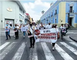  ?? ?? MARCHA.
Periodista­s de Córdoba se manifestar­on ayer y pidieron alto a la violencia.