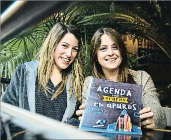  ?? NEUS MASCARÓS ?? Anna Palencia y Carlota Hernández, con la segunda edición de la agenda solidaria