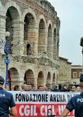  ??  ?? Alta tensioneUn­a protesta, risalente a quest’estate, dei lavoratori della Fondazione Arena.