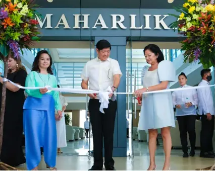  ?? PHOTOGRAPH COURTESY OF OFFICE OF THE PRESS SECRETARY ?? PRESIDENT Ferdinand Romualdez Marcos Jr., First Lady Liza Araneta-Marcos and former President Gloria Macapagal-Arroyo lead the blessing of Maharlika formerly Kalayaan Hall in Villamor Airbase on Wednesday.